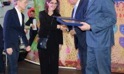 wręczenie podziękowania fundacji akuku