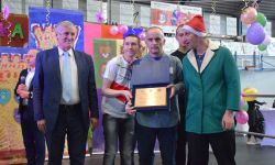 wspólne zdjęcie starosty i uczestników ŚDS