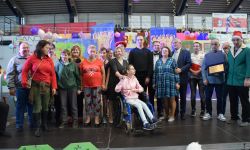 wspólne zdjęcie uczestników ŚDS ze starostami
