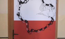 biało czerwony plakat, zarys mapy Polski z łańcucha z papieru