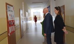 korytarz w szkole, komisja oceniająca