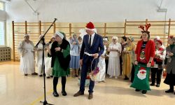 Wicestarosta i Dyrektor ZPE stoją na sali, w tle chór