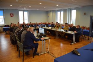 sala konferencyjna, zaproszeni goście siedzą przy stołach
