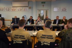 sala konferencyjna, na pierwszym planie przedstawiciele straży pożarnej