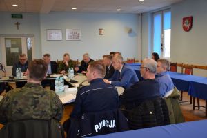 sala konferencyjna, na pierwszym planie przedstawiciel policji