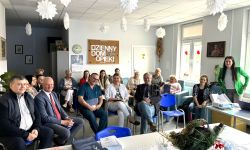uczestnicy szkolenia siedzą na krzesłach w sali spotkań