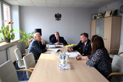 Na zdjęciu władze powiatu i miasta nowy dwór mazowiecki siedzą przy stole