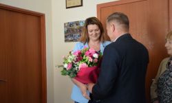 wicestarosta wręcza kwiaty pielęgniarce
