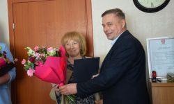 wicestarosta wręcza kwiaty pielęgniarce