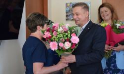 wicestarosta wręcza kwiaty pielęgniarce