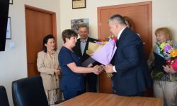 dyrektor wręcza kwiaty pielęgniarce