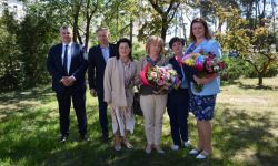 pamiątkowe zdjęcie z wyróżnionymi pielęgniarkami na tle zieleni