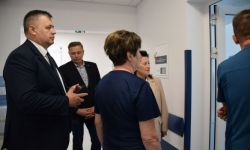 Lekarz oprowadza delegację po oddziale