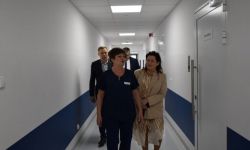 korytarz szpitala, starosta i pielęgniarka