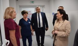 delegacja oraz dwie pielęgniarki przed blokiem operacyjnym