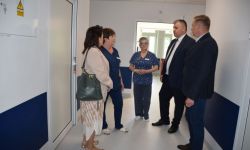 delegacja z pielęgniarką na korytarzu szpitala