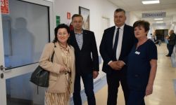 wspólne zdjęcie, w tle wejście na tomograf