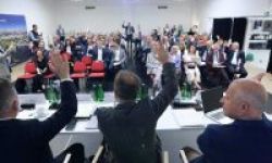 sala konferencyjna, posiedzenie, w tle zebrani