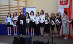 wspólne zdjęcie wyróżnionych uczniów