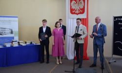 radni powiatu nowodworskiego wręczają nagrody dla uczniów