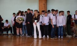uczniowie na sali gimnastycznej