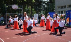 uczniowie tańczą poloneza