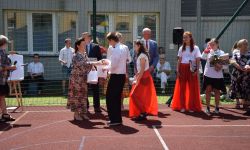 starosta wręcza wyróżnienia uczniom