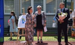 starosta przemawia do zebranych, wicestarosta trzyma bukiet kwiatów