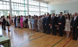 zebrani goście śpiewają hymn w Zespole Szkół Zawodowych w Nasielsku