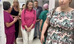 zakamarki szpitala, starylizatornia, kilka osób w małym pomieszczeniu
