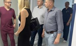 korytarz, na pierwszym planie wicestarosta potem dyrektor ncm