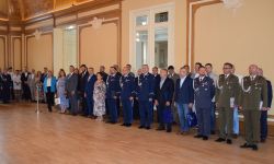 Przedstawiciele służb mundurowych, lokalnych samorządów oraz pozostali goście stojący na sali Kasyna Oficerskiego