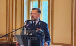 Komendant Powiatowy Policji Rafał Trzaskoma podczas przemawiania do zebranych