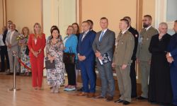 Starosta, Wicestarosta oraz Członek Zarządu Powiatu stojący wraz z grupą gości