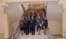 Policjanci KPP w Nowym Dworze Mazowieckim stojący na schodach Kasyna