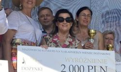 starosta odbiera wyróżnienie dla powiatowego wińca