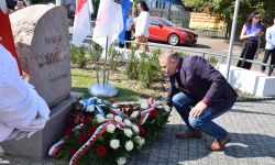 wicestarosta składa wieniec pod pomnikiem