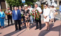 składanie kwiatów przez delegacje