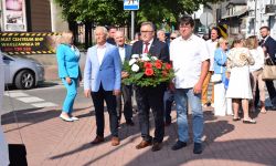 składanie kwiatów przez delegacje