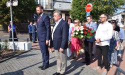 składanie kwiatów przez delegacje