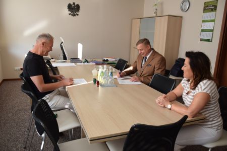 gabinet starosty, podpisanie umowy z wykonawcą