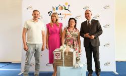 wspólne zdjęcie starostów z dyrektorem szkoły i burmistrzem
