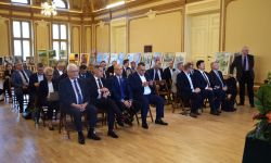 zebrani starostowie na sali balowej w kasynie oficerskim w Modlinie Twierdzy