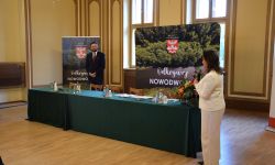 sala balowa, w tle ścianka promocyjna, starosta przedstawia burmistrza