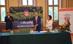 stół prezydialny, sala balowa, starosta, burmistrz oraz prezes funduszu