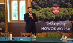 burmistrz przemawia do zaproszonych gości
