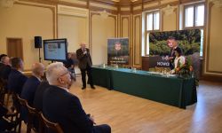 przedstawiciel związku powiatów polskich przemawia do zaproszonych gości