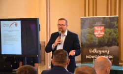 starostowie z województwa mazowieckiego przedstawiają się zaproszonym gościom