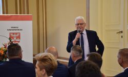starostowie z województwa mazowieckiego przedstawiają się zaproszonym gościom