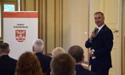 starostowie z województwa mazowieckiego przedstawiają się zaproszonym gościom